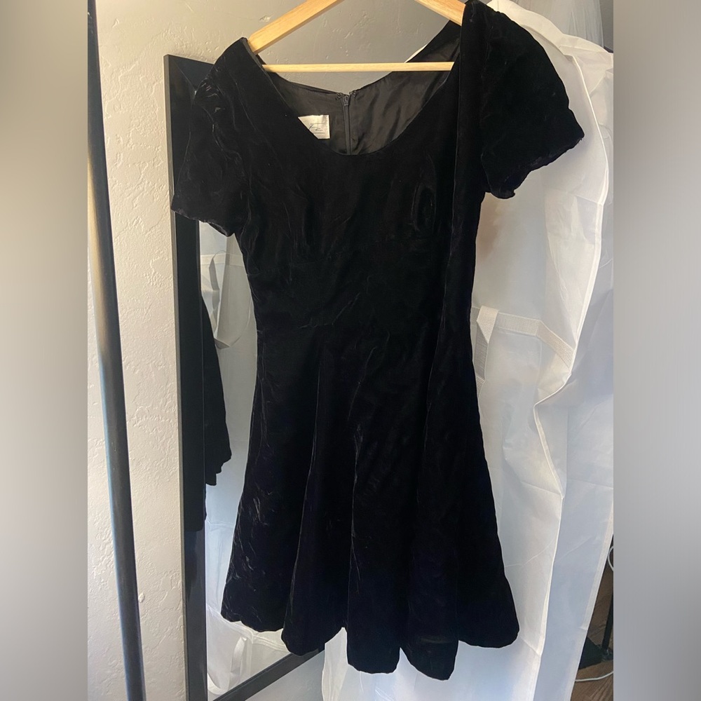 Cute Black velvet vintage dress, fits me well and I’m usually a size small
